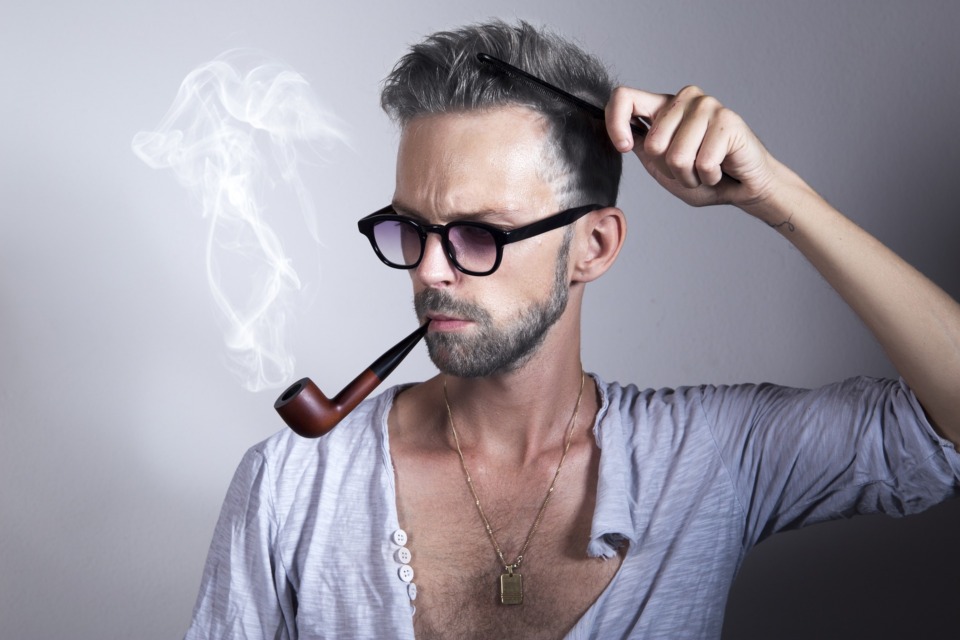 Narcis v moji postelji je kot naslov za scenarij grozljivke. Pa vendar za tisoče ljudi predstavlja surovo vsakodnevno realnost. Ko govorimo o narcizmu v partnerskem odnosu, ne gre le za nekoga, ki je nekoliko preveč zagledan vase ali rad objavlja sebke na družbenih omrežjih.