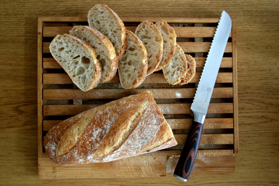 Naučite se, kako nabrusiti nazobčan nož za kruh korak za korakom. Vodnik za brušenje nazobčanega noža, s katerim bo vaš nož za kruh spet rezal kot nov.