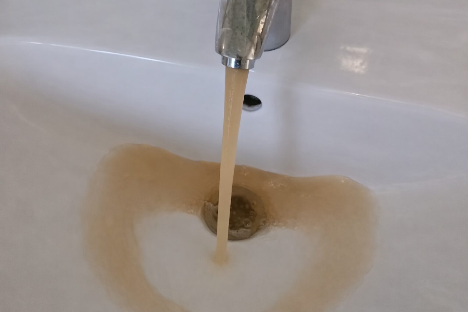 Mirna spet na nogah: voda naj bi bila po mnenju NIJZ varna, a posnetki kažejo nekaj povsem drugega - ljudje se bojijo novih okužb (VIDEO)
