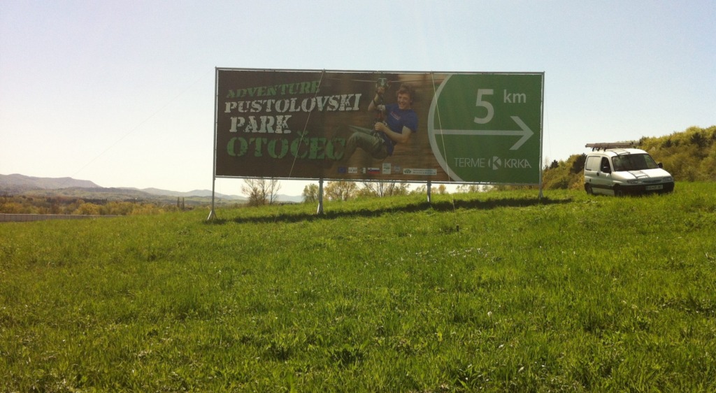 Ostalo zunanje oglaševanje na tabli ob cesti