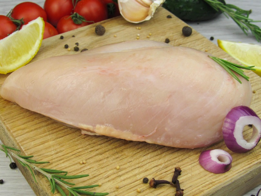 Sveže piščančje meso skoraj nima vonja, zato vsak kiselkast ali težak vonj pomeni, da se je kvarjenje že začelo. FOTO: Pixbay
