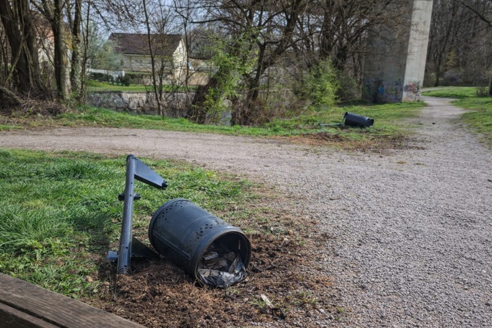 Priljubljena pešpot ob Težki vodi je bila znova tarča vandalizma: “Takšna dejanja nimajo nobenega opravičila”