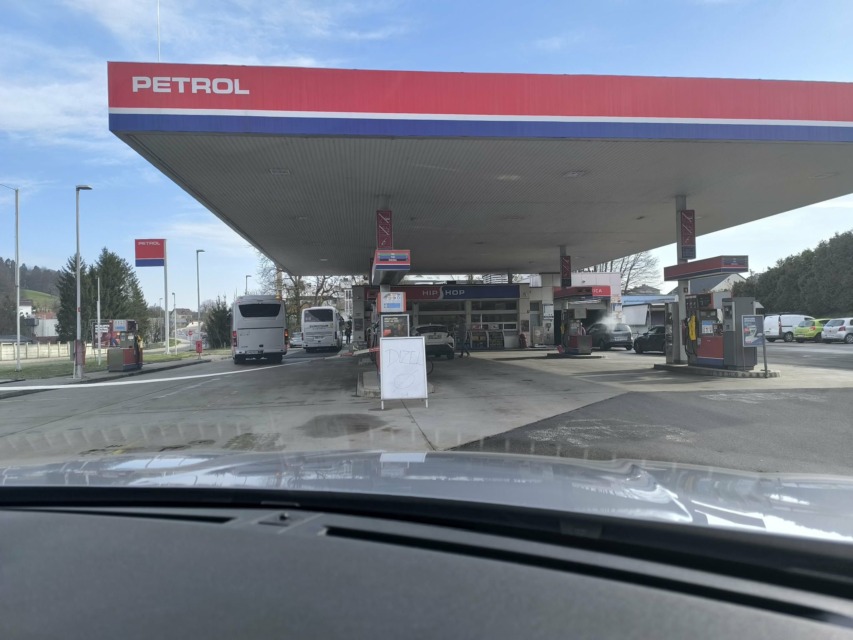 Na tej bencinski črpalki ni dizla, Petrol pojasnjuje