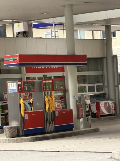 Posnetek z bencinske črpalke sprožil dvome: je napis STOP namenjen zavajanju? (VIDEO)