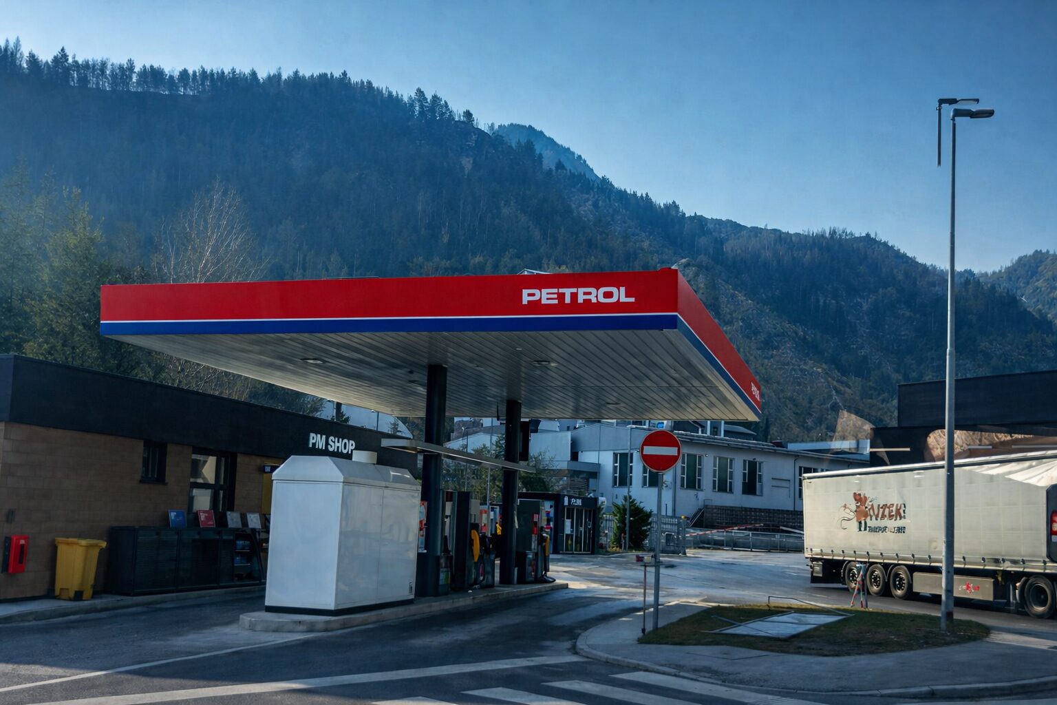 Z nožem v roki oropal bencinski servis na Dobrovi: z denarjem pobegnil peš, policija ga še išče