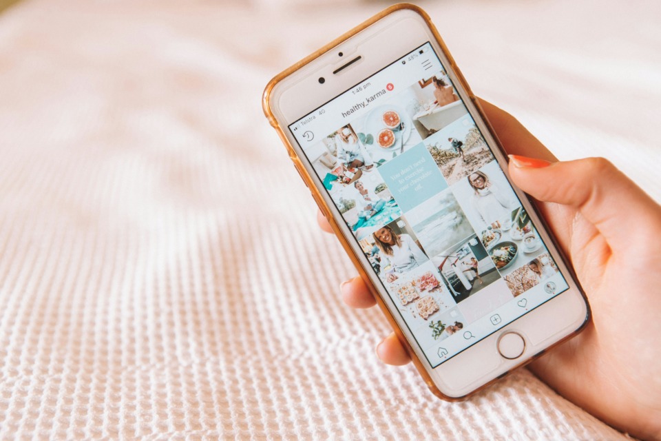 Politični instagram se seli na našo dlan - na telefone, kjer lahko dostopamo tudi do bolj intimnih objav