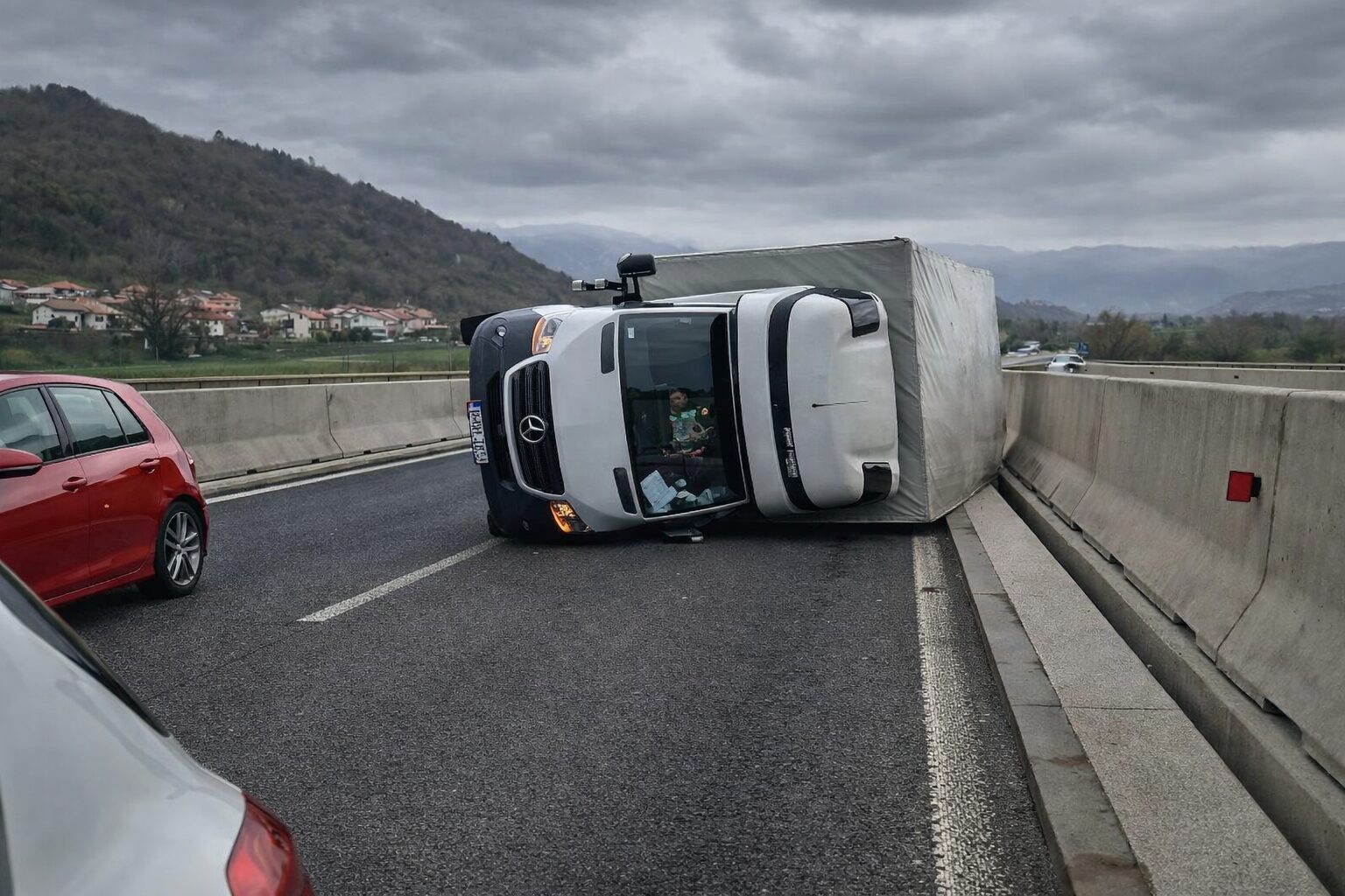 Burja prevrnila tovornjak, grozijo tudi izpadi elektrike - izdali rdeče opozorilo za to območje (FOTO)