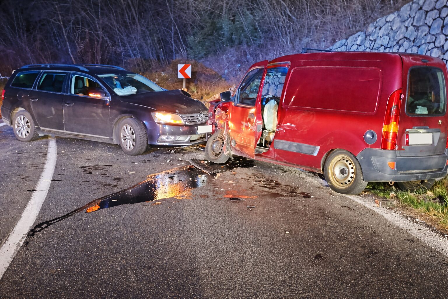 Hudo na Vipavskem - motorist v bolnišnici, pri Ajševici povsem uničeni vozili (FOTO)