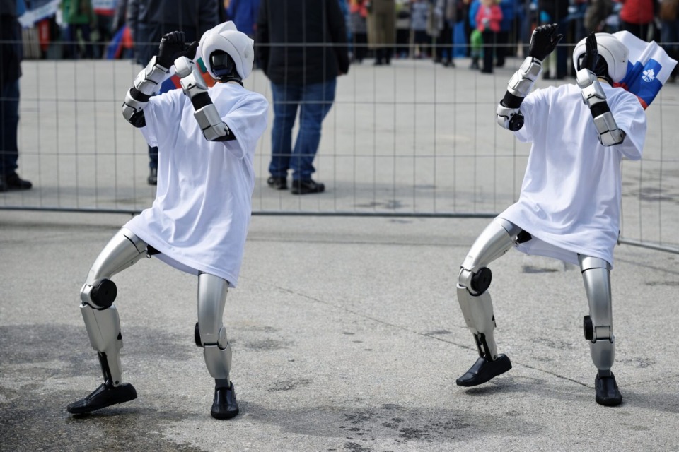 Posnetek, ki ga morate videti: robot med navijači v Planici sprožil val smeha in ukradel veliko pozornosti (VIDEO)