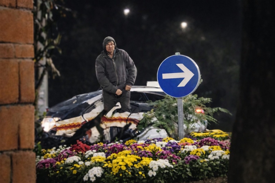 Strunjan ima novo cvetličarno – samo blagajne še nimajo: moški si je rože za 8. marec nabral kar na krožišču, video je nasmejal splet (VIDEO)