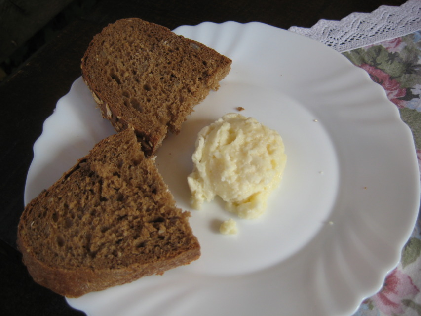 Mohant se namaže na debel kos temnega rženega kruha