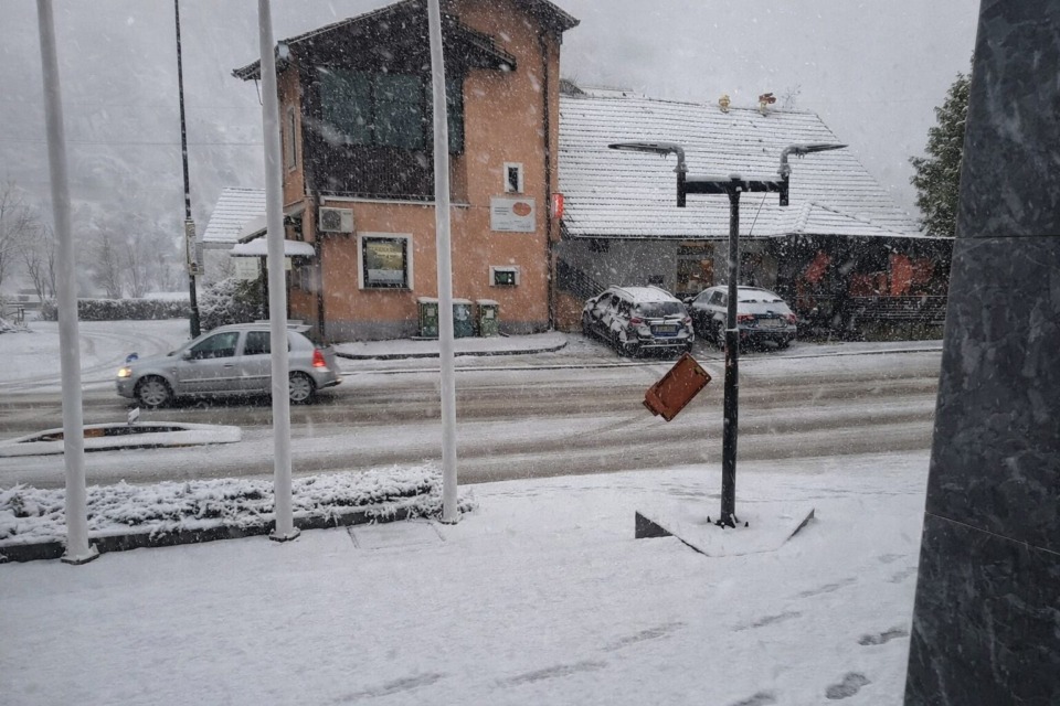 Močan veter in sneg povzročata težave! Zaradi nevarnosti zaprte šole, kaj poročajo očividci? (FOTO)
