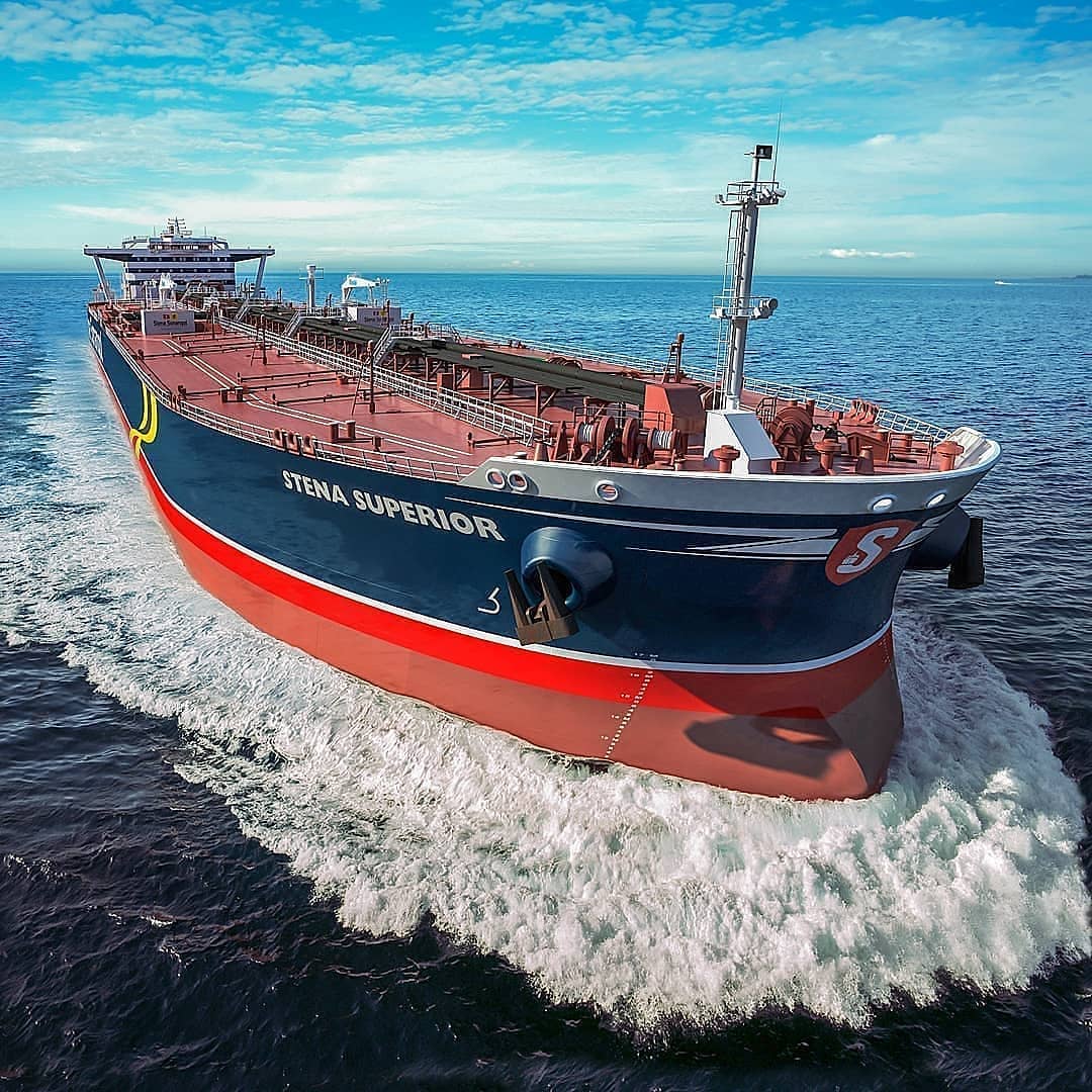 Goreči supertanker pri Dubaju: iranski napad stopnjuje pritisk po Trumpovih grožnjah