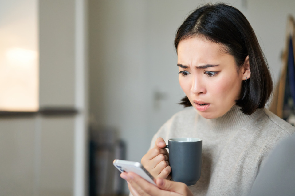 Oseba na telefonu ob kavi