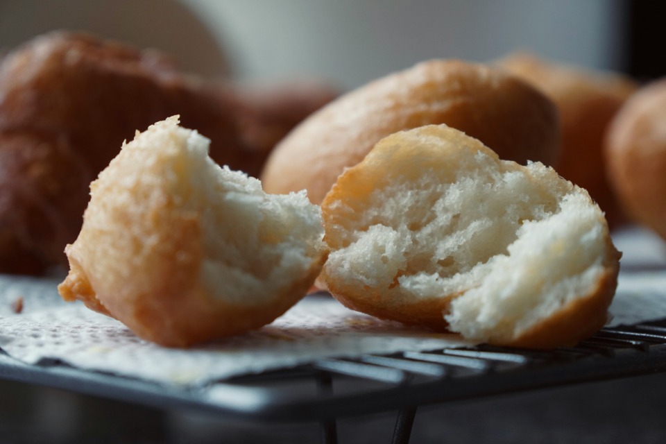 V testo za krofe, krhke flancate, zlato rjave miške, sočne kvašene flancate, ocvrte jabolčne rezine ali celo praznične fritule so naše babice od nekdaj vestno dodajale merico ruma