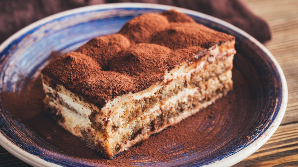 Recept za tiramisu, ki vedno uspe in izgine hitreje, kot ga narežeš