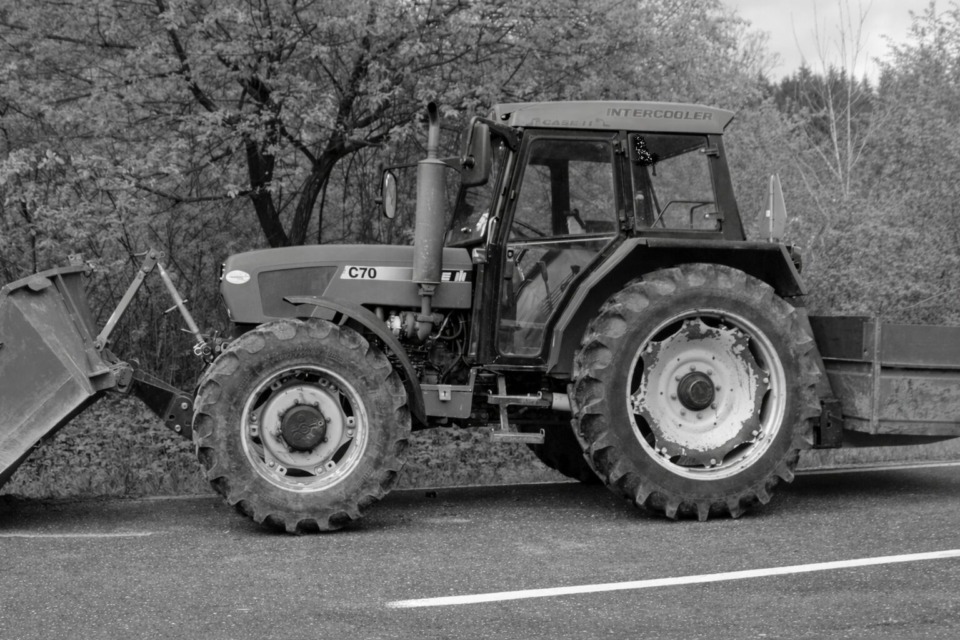 Znane nove podrobnosti tragedije v gozdu, 75-letnika med delom pokopal traktor