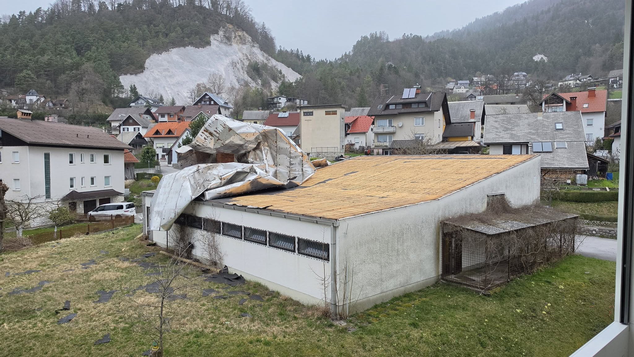 Veter ne pojenja! Spet vetrolom na Gorenjskem, ARSO opozarja