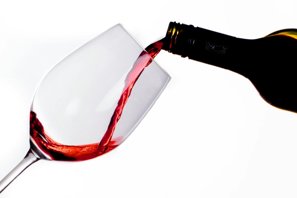 Zamenjava težkih piv ali žganih pijač za kakovostno vino, ki ga zaužijete ob zdravem obroku, bi lahko bila ena tistih majhnih sprememb, ki dolgoročno razbremenijo vaše srce.