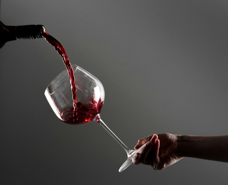 Vino lahko v trenutku pokvari vašo najljubšo jed. Razkrivamo, zakaj napačna izbira uniči okus in katera vina zares sodijo k mesu, ribam ali sladici.