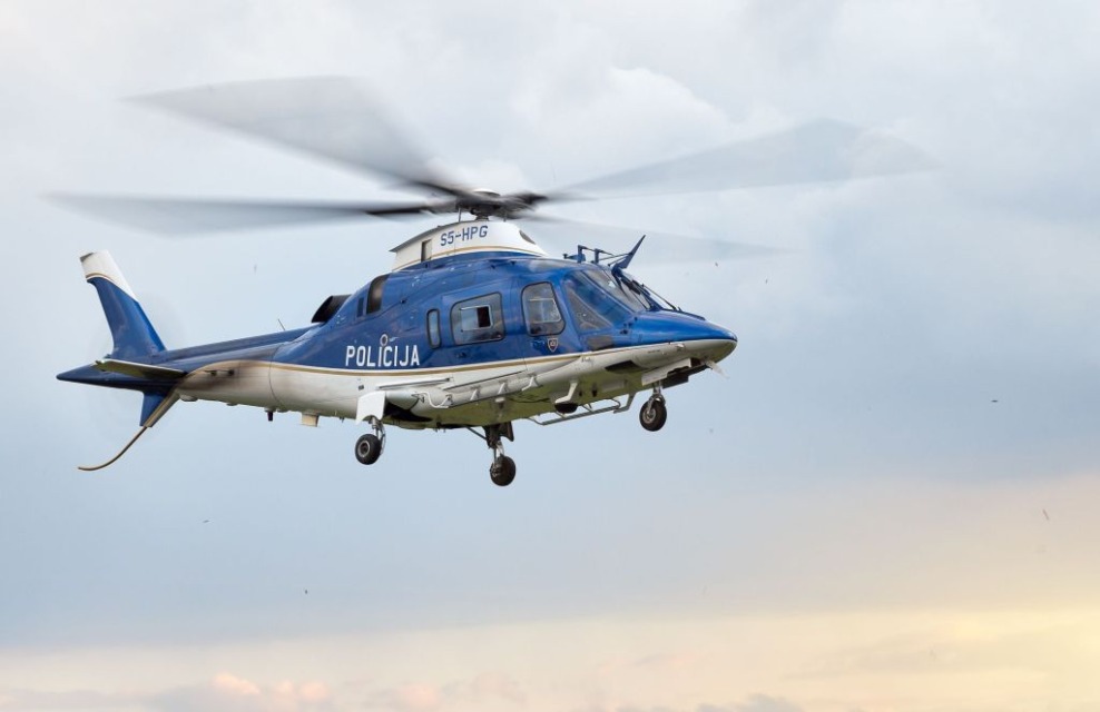 Streljanje v Vevčah: velika policijska akcija, v zraku tudi helikopter, osumljenec naj bi skočil v Ljubljanico