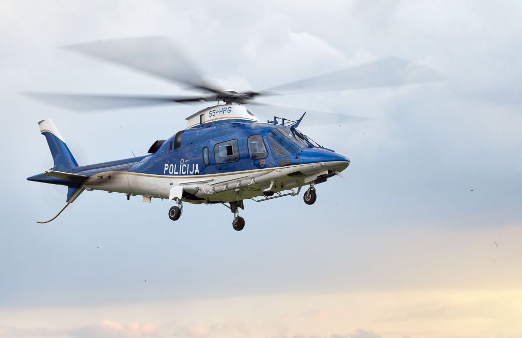Streljanje v Vevčah: velika policijska akcija, v zraku tudi helikopter, osumljenec naj bi skočil v Ljubljanico