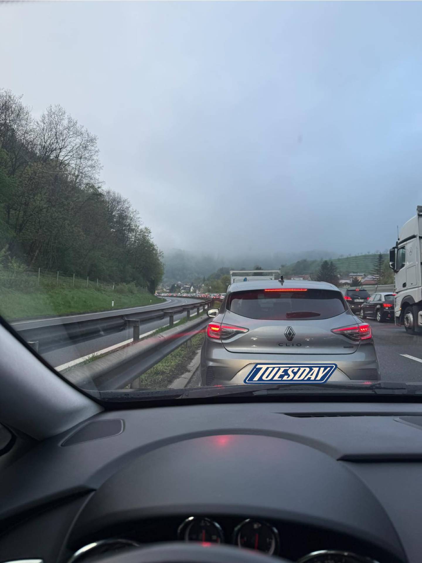 Podravska avtocesta zaprta zaradi nesreče, voznike preusmerjajo že na Hrvaškem