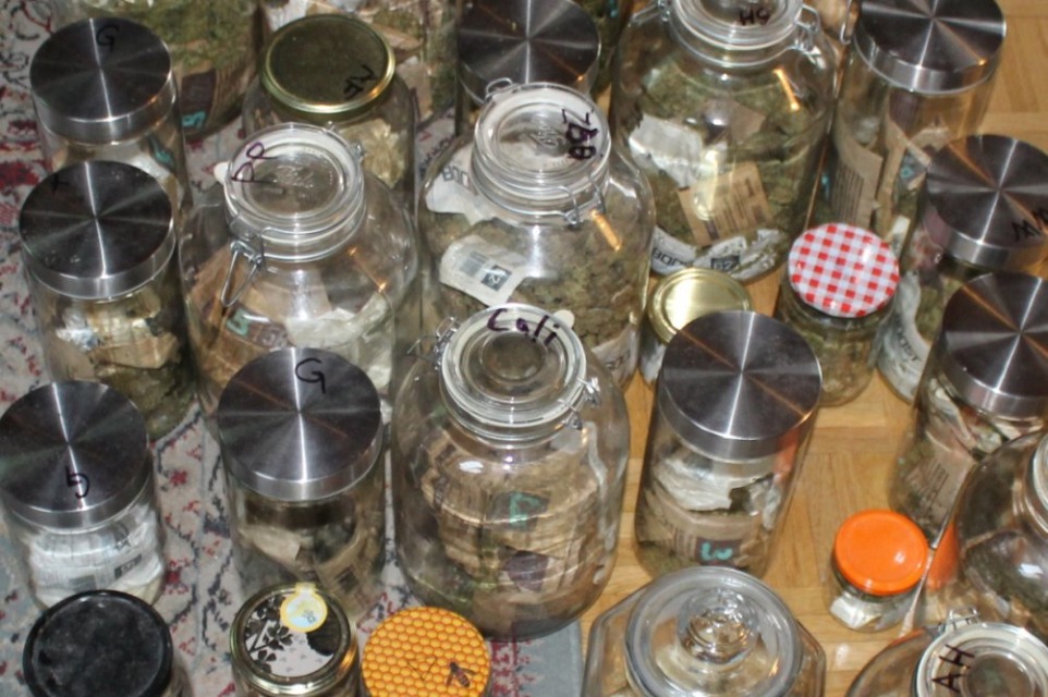 Policisti potrkali na vrata, 36-letnik pa se je podal v paničen beg: ko so vstopili, jih je čakalo šokantno odkritje (FOTO)