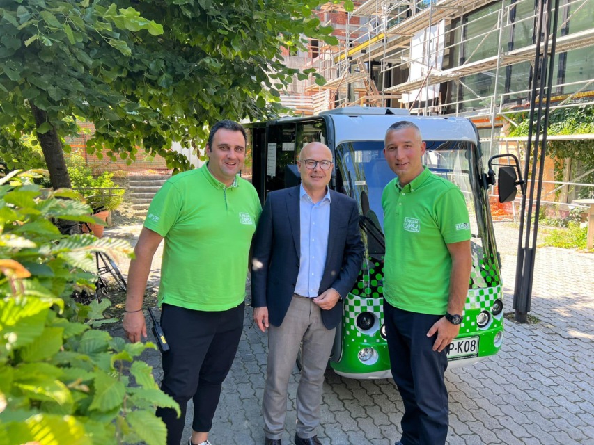 Sekunde groze v Ljubljani: voznik Kavalirja dirkal s časom in gospe, ki se je dušila, rešil življenje – zdravniki: “Če bi prišla pet minut kasneje, ji ne bi mogli več pomagati!” (FOTO)