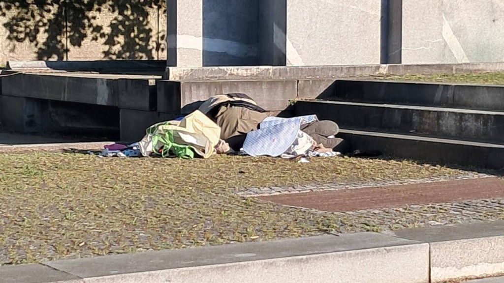 Šokantni prizori sredi Ljubljane: v bližini parlamenta človek ležal med injekcijami (FOTO)