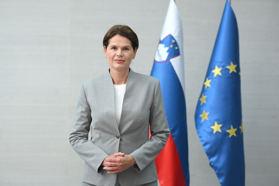 Alenka Bratušek: Mačka z devetimi življenji – od ponižanja v Bruslju do neusmiljene vladarice slovenskih cest