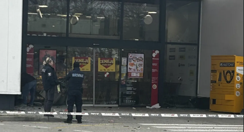 Drzna tatvina v Celju: razdejanje pred trgovskim centrom po eksploziji bankomata (FOTO)