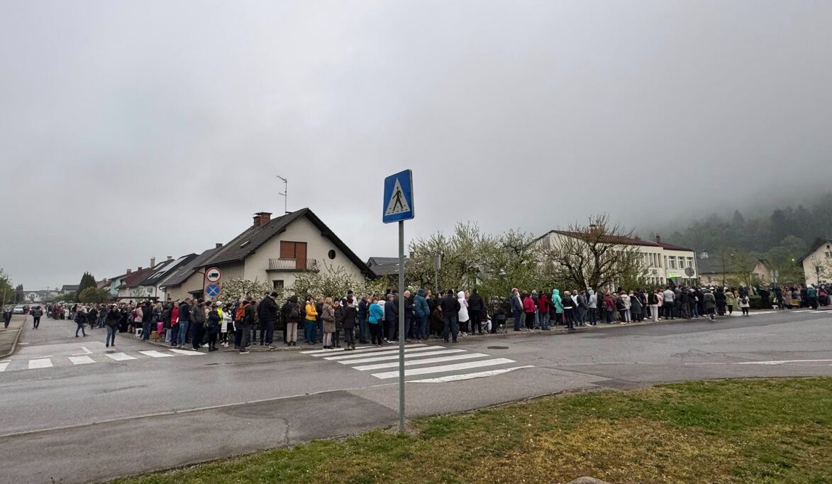 Borovnica v šoku: skoraj 1000 ljudi v vrsti za vpis k zdravniku – vsi ponavljajo isto: “Sramota za zdravstvo” (FOTO)