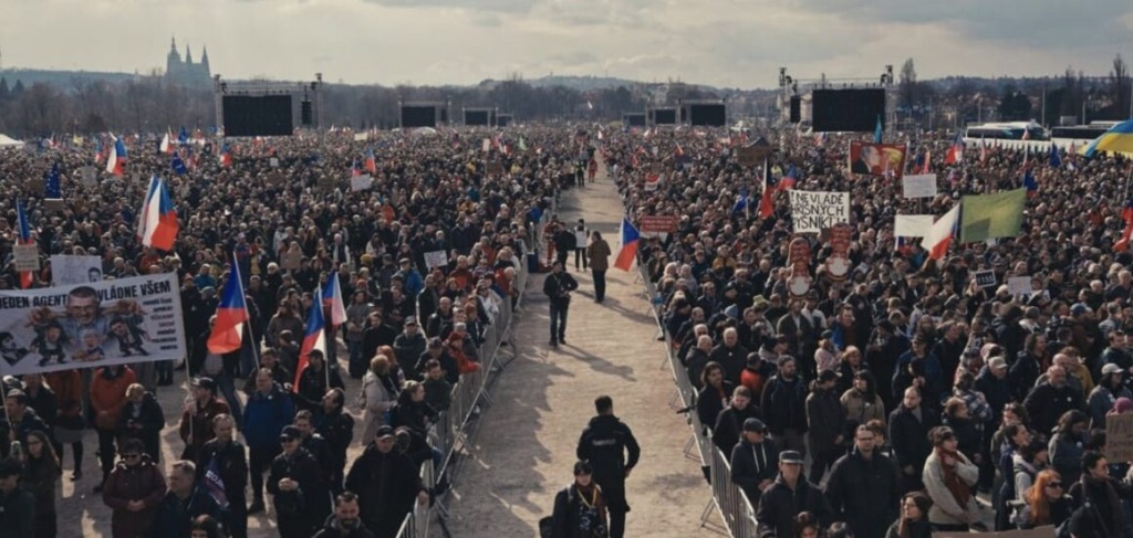 Študenti na Češkem stopili na ulice: spor zaradi javnih medijev prerasta v širši boj za neodvisnost