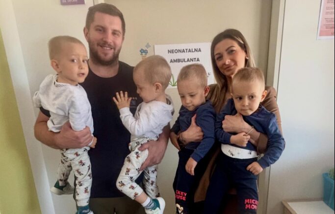 Vrnili so se tja, kjer se je vse začelo: četverčki po dveh letih znova ganili UKC Ljubljana (FOTO)