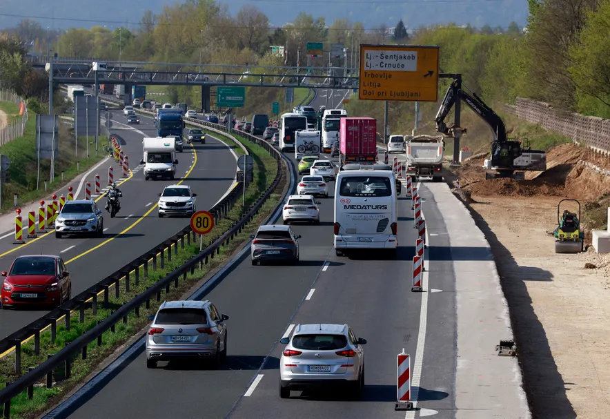 Vozniki, pozor! Eno najbolj obremenjenih cest proti Ljubljani čaka zapora: po 27. aprilu bo šlo počasneje