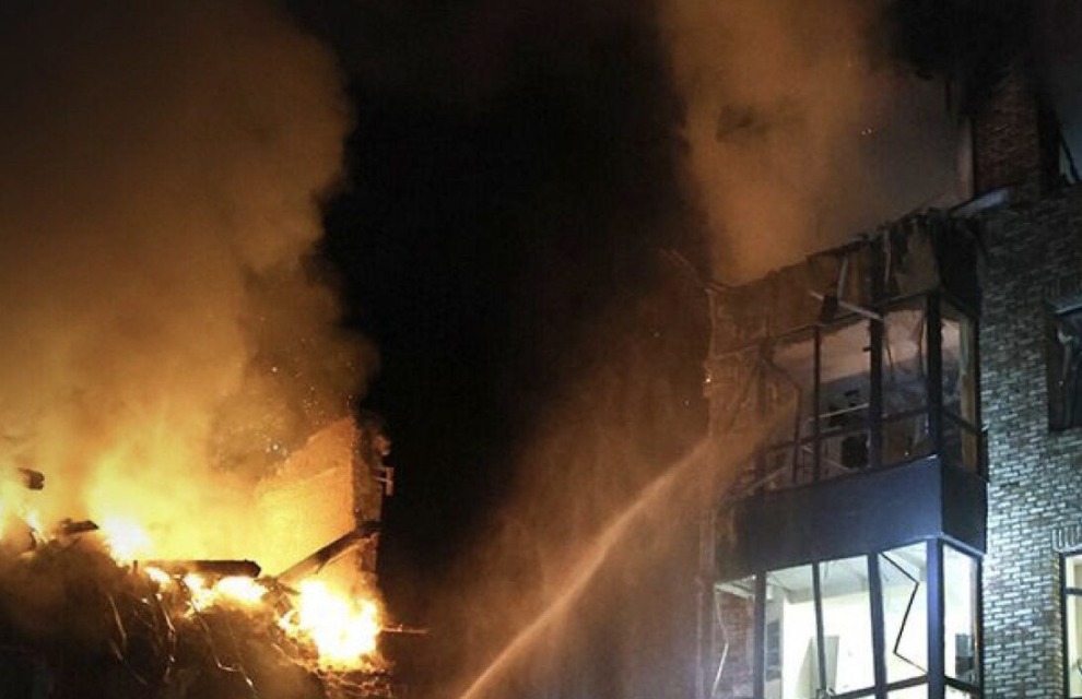 Noč groze v Dnipru: napad med spanjem terjal življenja in razdejal stanovanjski blok