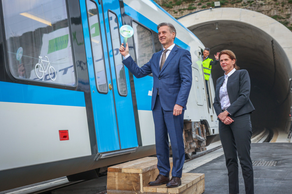 Kazenska ovadba zoper Goloba in Bratuškovo: je bila vožnja po drugem tiru sploh dovoljena?