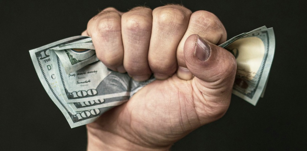 Washington zateguje finančni obroč okoli Irana: po bombah prihaja udar na banke