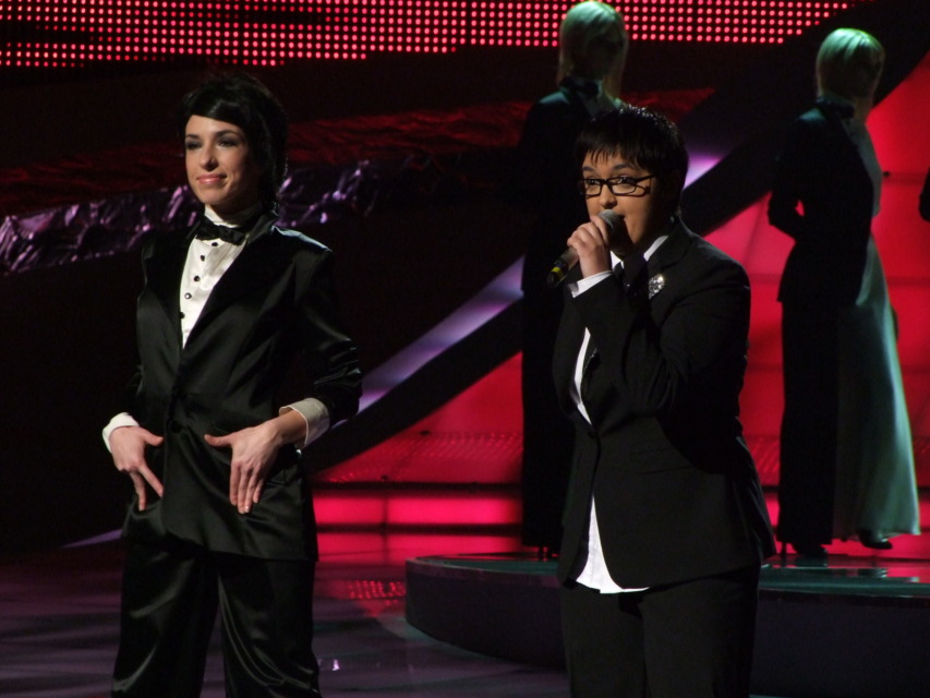 Marija Šerifović, leta 2007 v Helsinkih,  z mogočnim glasom in pesmijo "Molitva", za vedno spremeni zgodovino Pesmi Evrovizije, Srbijo in celoten Balkan. Marija Šerifović ni le zmagala; postala je simbol vokalne moči, neizprosne iskrenosti in umetnice, ki se ne podreja kalupom.
