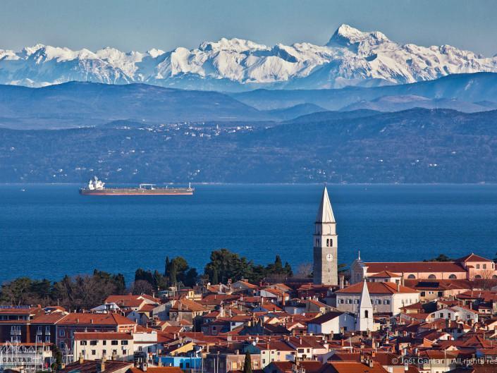 Se slovensko morje res spreminja v parkirišče tovornih ladij? Prizori iz Izole sprožajo vse več vprašanj (FOTO)