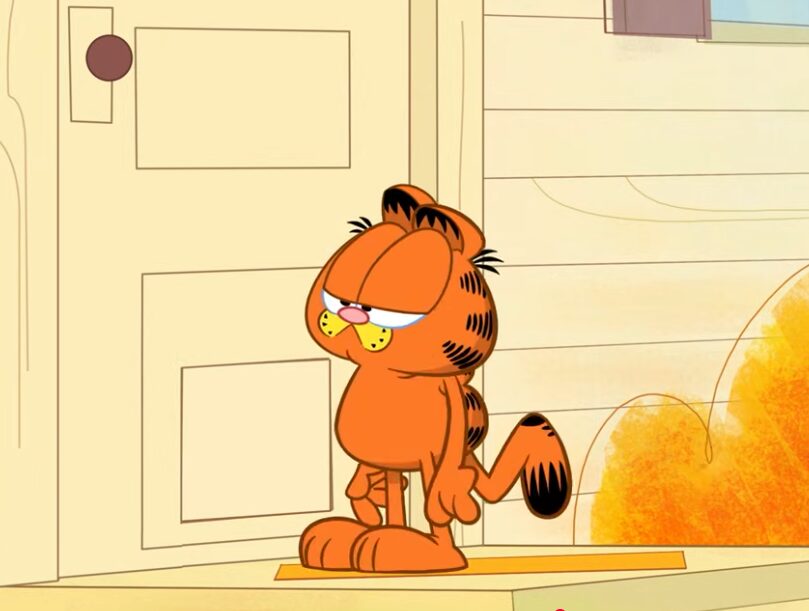 Garfild je najbolj slaven oranžen maček na svetu, ki sovraži ponedeljke in obožuje lazanje. Spoznajte njegovo zgodbo in odkrijte, zakaj je ta cinični kosmatinec še danes neustavljiv globalni fenomen