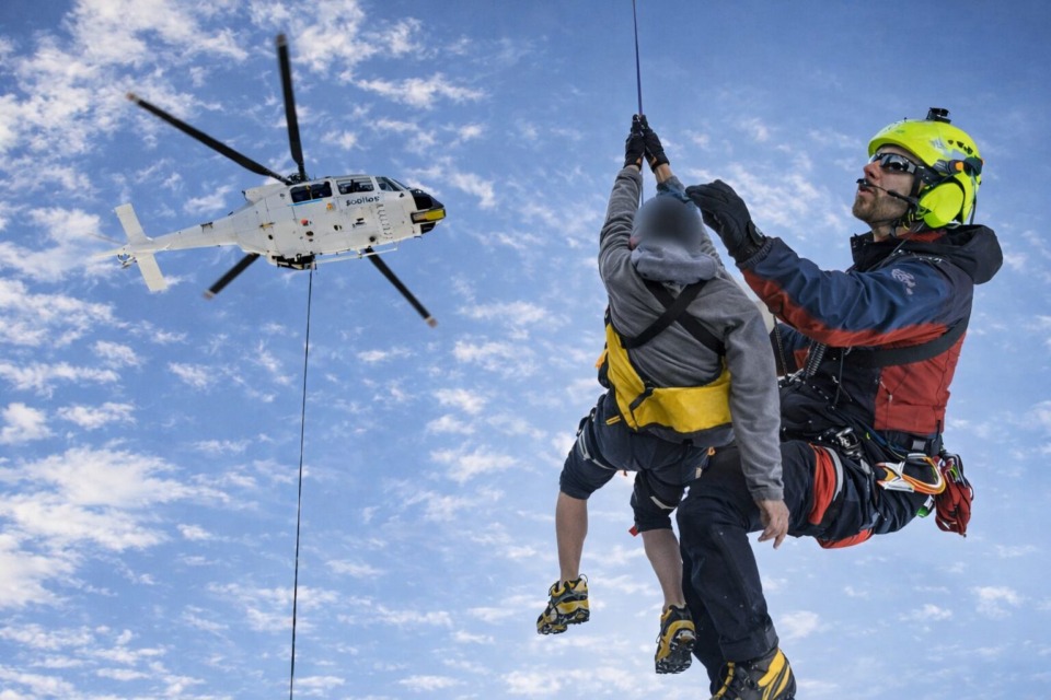 Brez prave opreme obstala v gorah, onemogla pohodnika reševali s helikopterjem