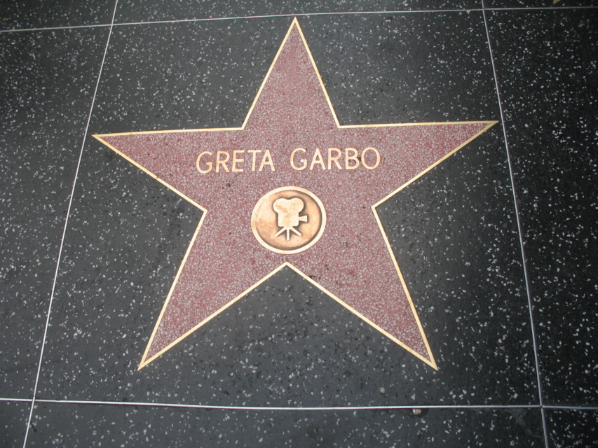 Greta Garbo nam je zapustila filme, ki so večni, a hkrati nas uči pomembno lekcijo o dostojanstvu in postavljanju meja. Bila je ženska, ki je znala reči "ne" sistemu, ki jo je želel popolnoma razgaliti in izkoristiti. In prav zaradi tega bo v zgodovini vedno zapisana z zlatimi črkami – kot božanska, nedosegljiva in za vedno skrivnostna