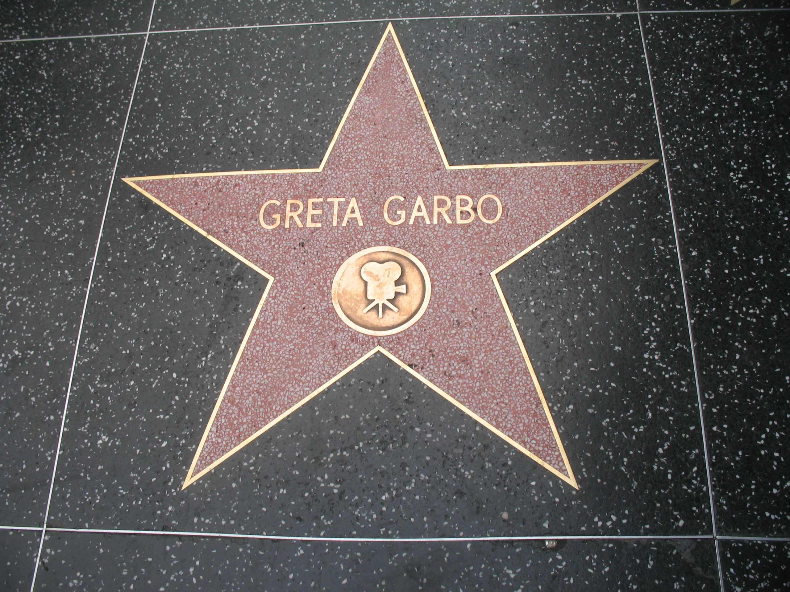 Greta Garbo nam je zapustila filme, ki so večni, a hkrati nas uči pomembno lekcijo o dostojanstvu in postavljanju meja. Bila je ženska, ki je znala reči "ne" sistemu, ki jo je želel popolnoma razgaliti in izkoristiti. In prav zaradi tega bo v zgodovini vedno zapisana z zlatimi črkami – kot božanska, nedosegljiva in za vedno skrivnostna