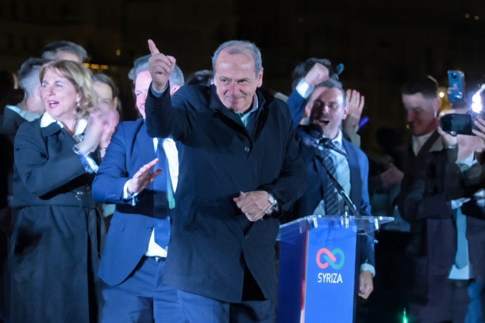 Posnetek, ki je obnorel splet: po zmagi Pétra Magyarja madžarski politik zaplesal na odru in postal viralna senzacija - poglejte si to veselje (VIDEO)