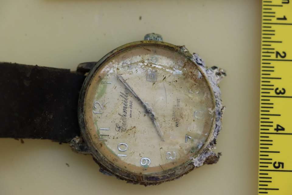 Šok v Hočah: Pod šotorom s senenimi balami odkrili posmrtne ostanke starejšega moškega – policija zdaj prosi za pomoč javnosti