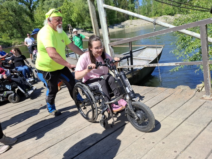 Za njih ni ovir! “Z besedo inPlaninec zajemamo invalide, osebe s posebnimi potrebami in neinvalide – od najmlajših do poznih let. Vsi skupaj tvorimo skupnost inPlaninec.”