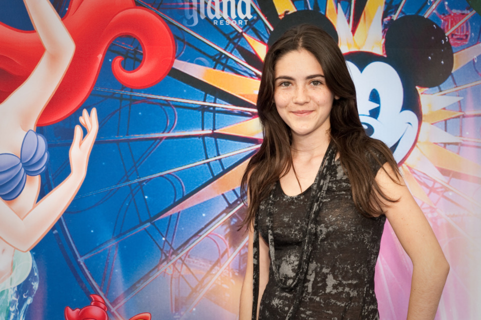 Se še spomnite srhljive deklice iz filma Sirota in poglejte, kako neverjetno izgleda danes