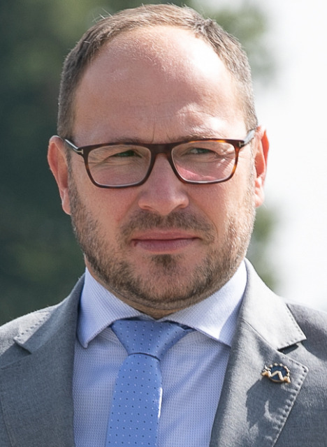 Fenomen Vrtovec: Zakaj stavnice verjamejo v novega mandatarja bolj kot v trenutnega premierja?